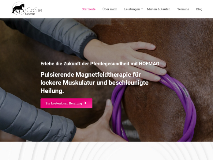 Eine Person verabreicht einem Pferd eine pulsierende Magnetfeldtherapie mit einem runden violetten Gerät und konzentriert sich dabei auf das braune Fell des Pferdes. Im Hintergrund ist eine Homepage von Cosie mit deutschem Text zu sehen.